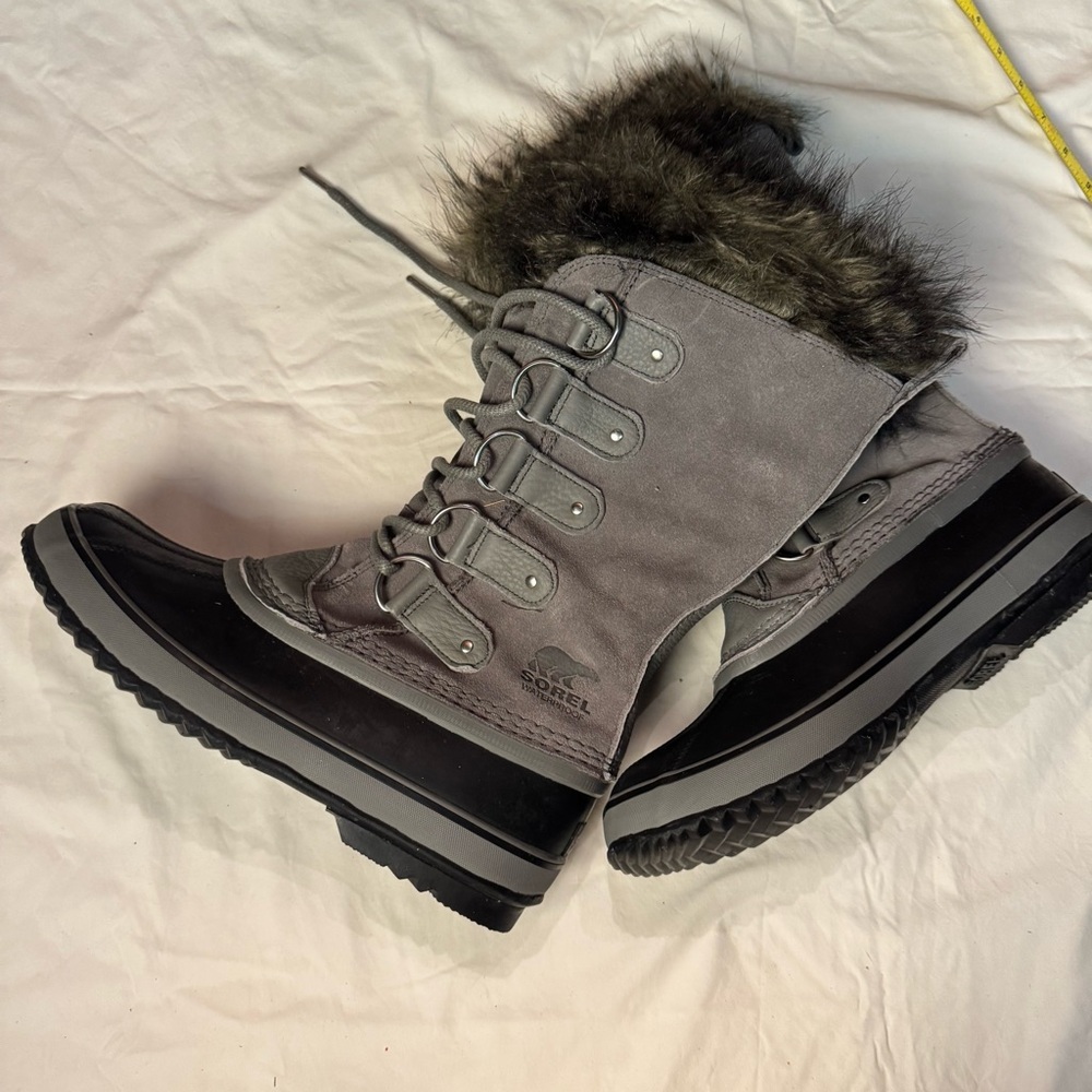 Sorel Women's Black and Gray Winter Boots never worn!!